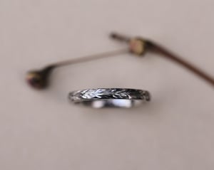 Image of 2mm ‘Olive leaf’ and engraved ring
