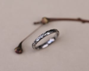 Image of 2mm ‘Olive leaf’ and engraved ring