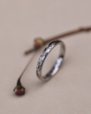 Image of 2mm ‘Olive leaf’ and engraved ring