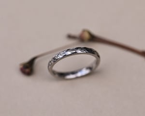 Image of 2mm ‘Olive leaf’ and engraved ring