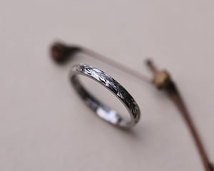 Image of 2mm ‘Olive leaf’ and engraved ring