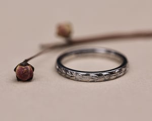 Image of 2mm ‘Olive leaf’ and engraved ring