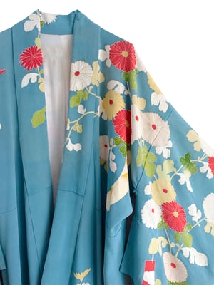 Image of Kimono dame - i lys petroluemsblå silke med blomster flor - håndkoloreret