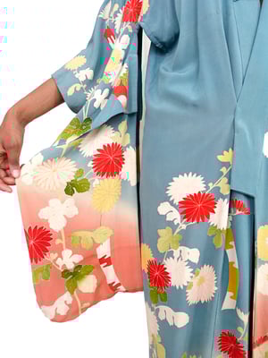 Image of Kimono dame - i lys petroluemsblå silke med blomster flor - håndkoloreret