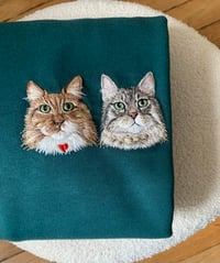 Image 2 of SWEAT CLASSIQUE unisex - Broderie personnalisée faite main de votre animal adoré