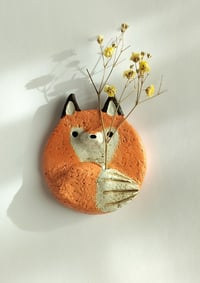 Image 1 of Ympyrä magneetti, kettu savityö 