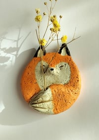 Image 2 of Ympyrä magneetti, kettu savityö 