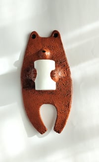 Iso karhu maljakon kanssa