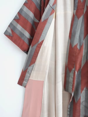 Image of Kimono dame af brun-grå silke m grafiske pilemønster