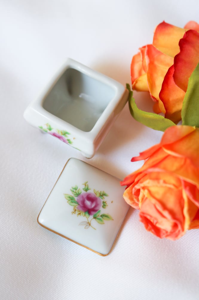 Image of Adorable Romantic Floral Ring Dish with Rose Details 