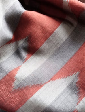 Image of Kimono dame af brun-grå silke m grafiske pilemønster