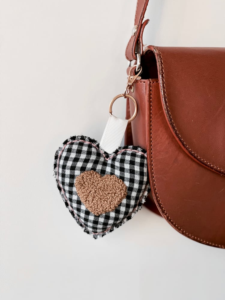 Image of Porte clé brodé - Coeur carreaux 