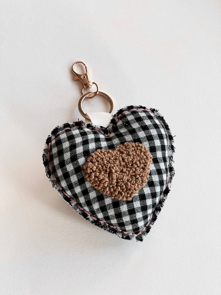 Image of Porte clé brodé - Coeur carreaux 