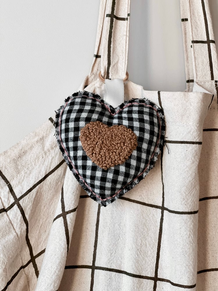 Image of Porte clé brodé - Coeur carreaux 