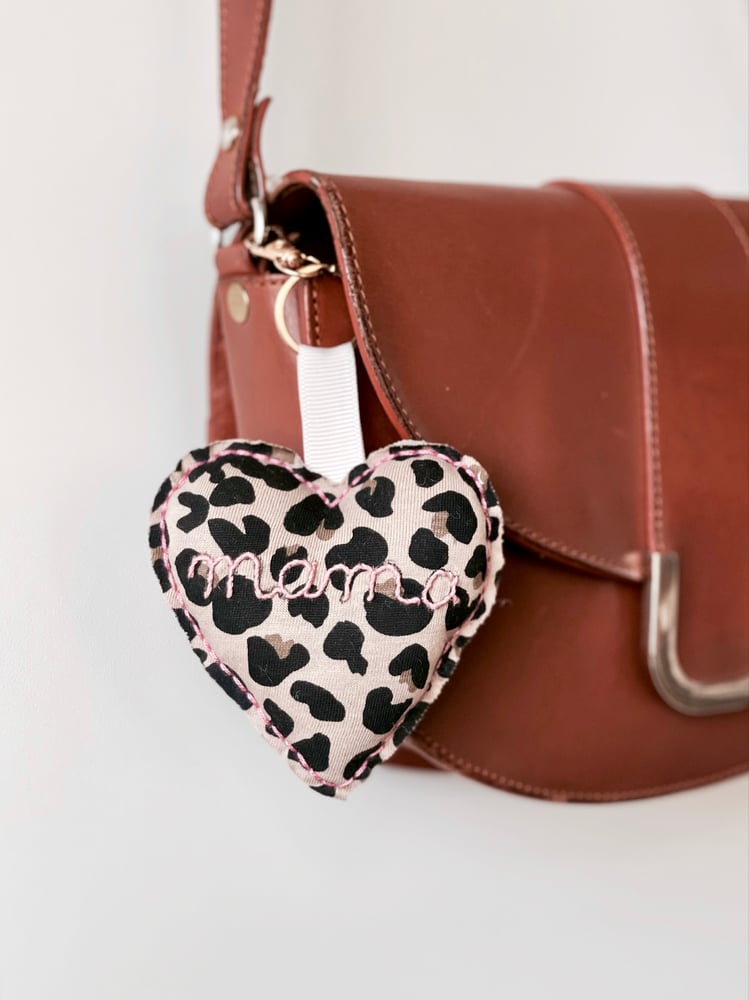 Image of Porte clé brodé - Coeur Léopard - Personnalisable
