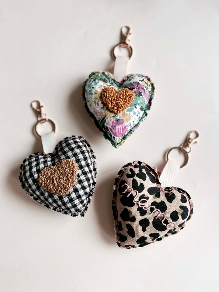 Image of Porte clé brodé - Coeur Léopard - Personnalisable