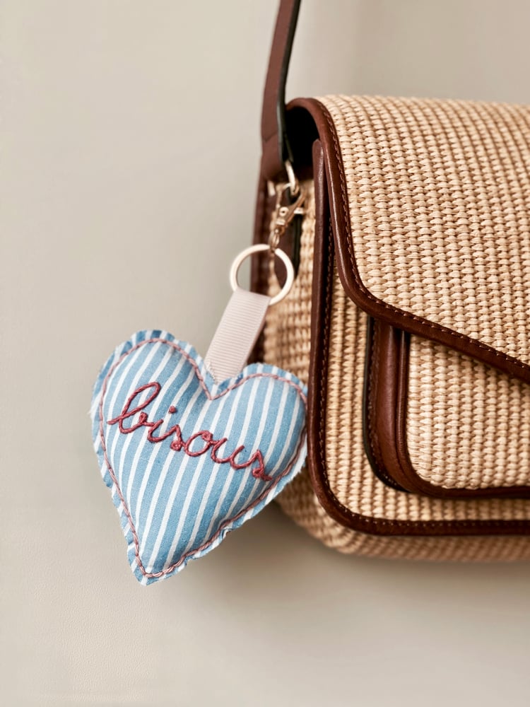 Image of Porte clé brodé - Coeur rayé