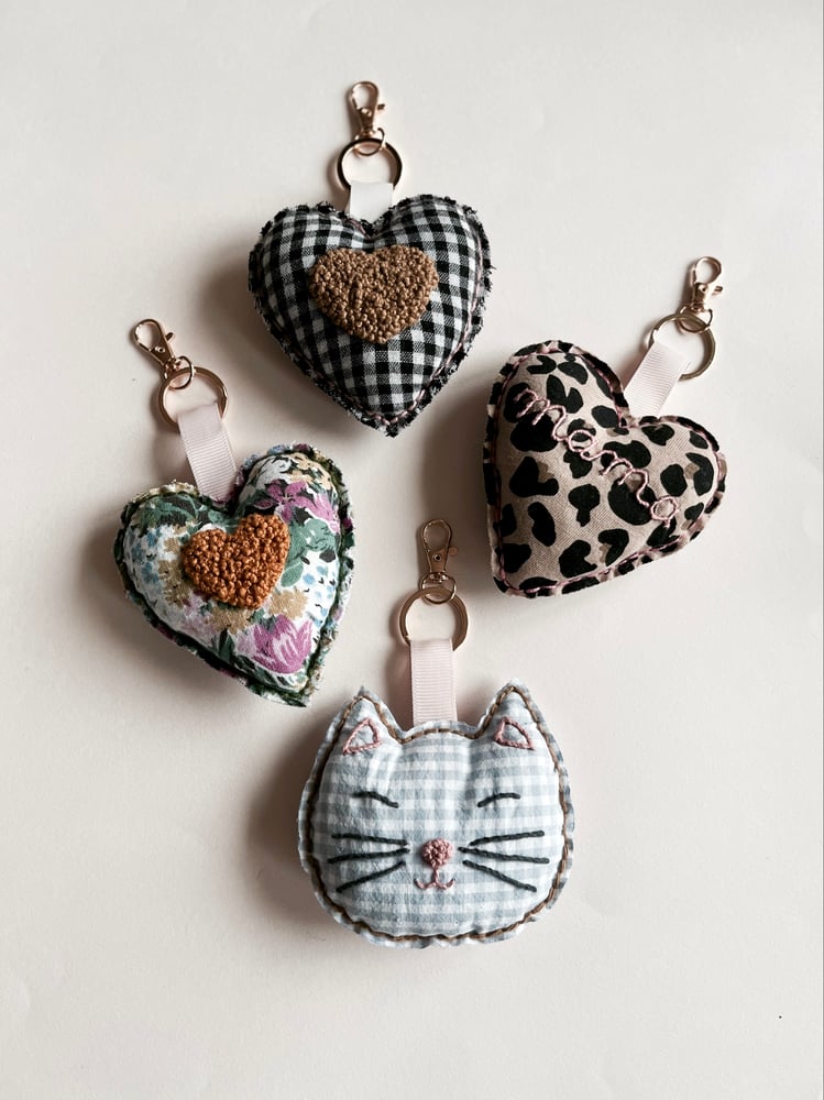 Image of Porte clé brodé - Chat carreaux