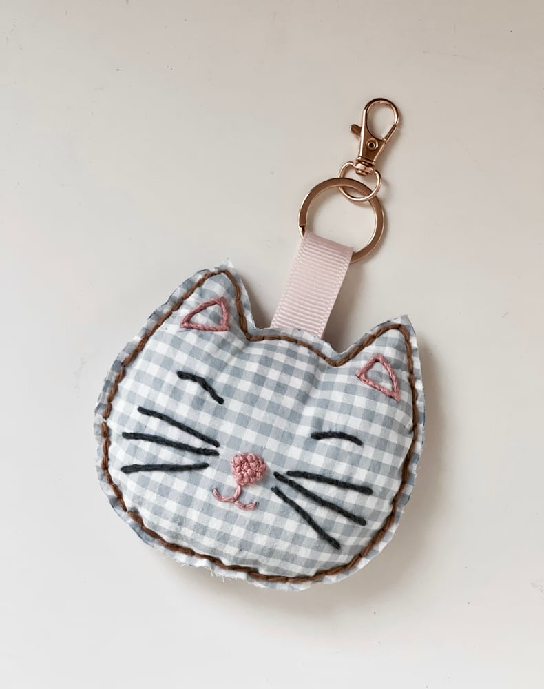 Image of Porte clé brodé - Chat carreaux