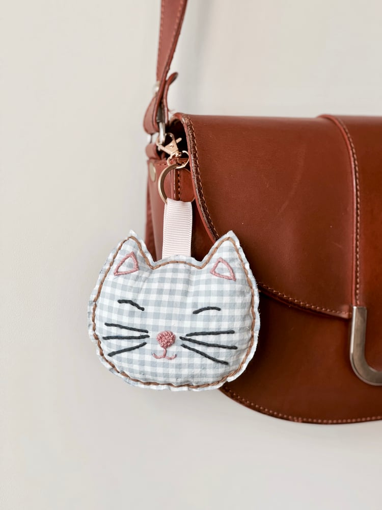 Image of Porte clé brodé - Chat carreaux