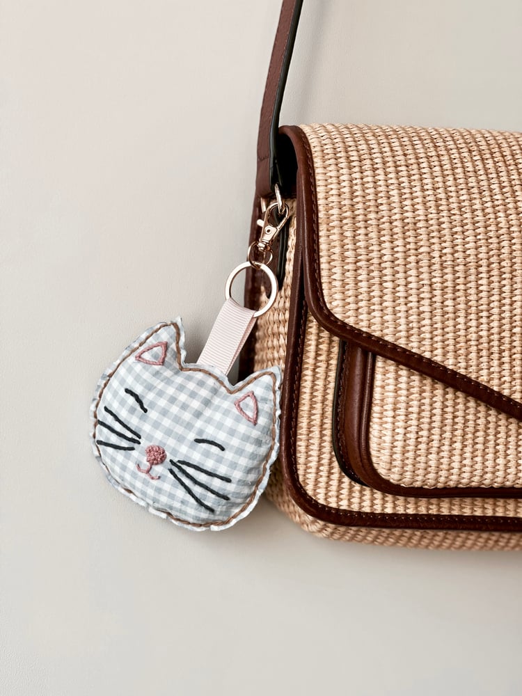 Image of Porte clé brodé - Chat carreaux