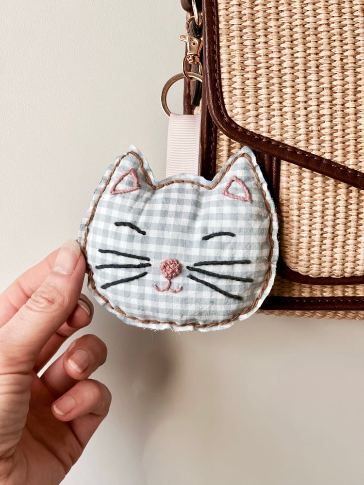 Image of Porte clé brodé - Chat carreaux