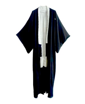 Image of Sort lang silkekimono dame m. pawlownia blad mon emblem