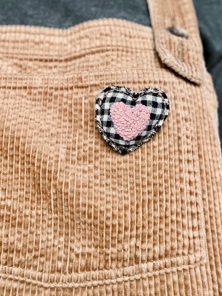 Image of Broche brodé - Coeur carreaux 