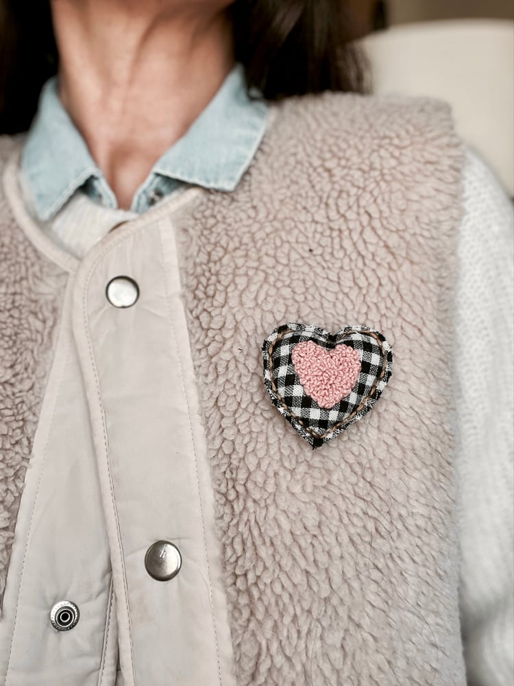 Image of Broche brodé - Coeur carreaux 
