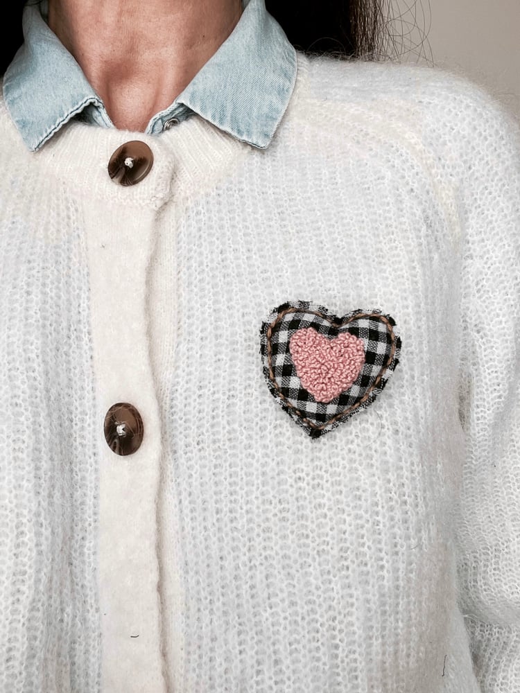 Image of Broche brodé - Coeur carreaux 