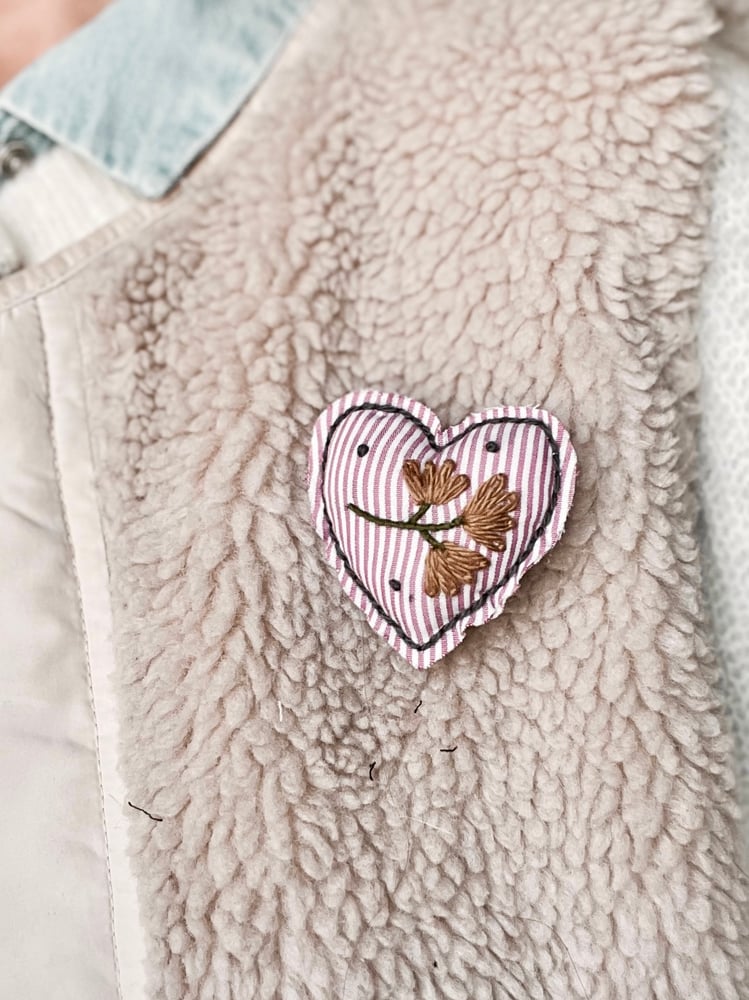 Image of Broche brodé - Coeur rayé rose