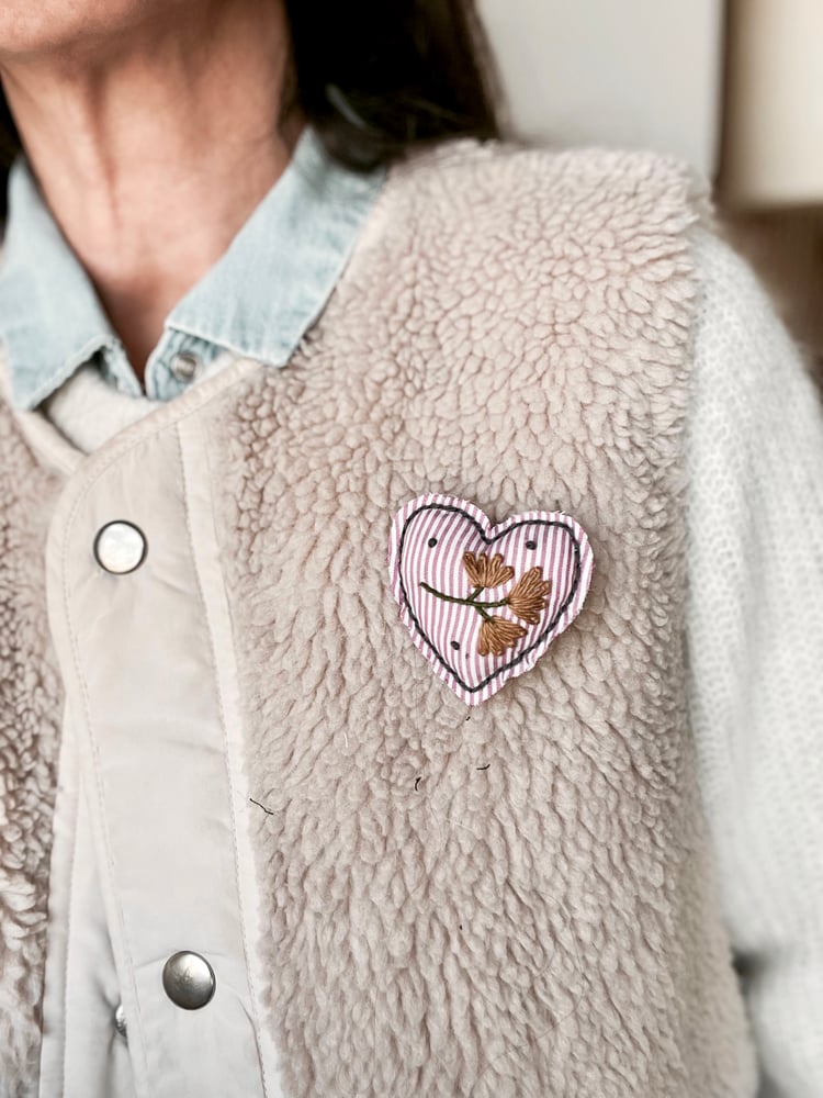 Image of Broche brodé - Coeur rayé rose