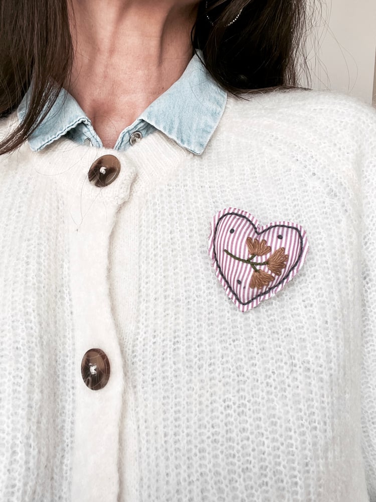 Image of Broche brodé - Coeur rayé rose