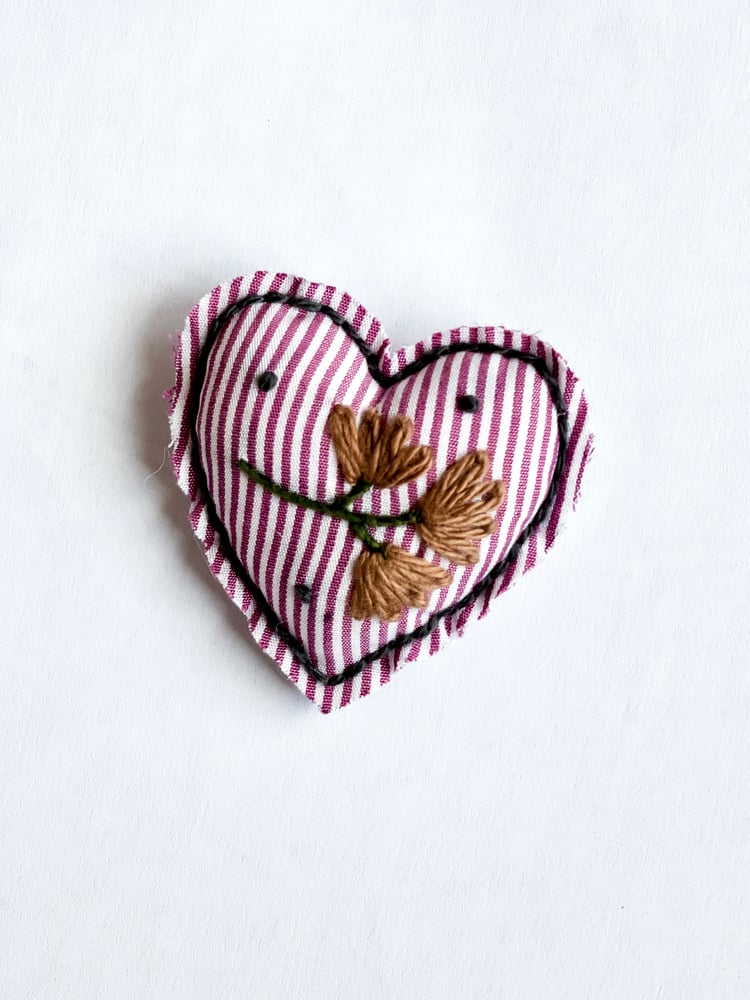 Image of Broche brodé - Coeur rayé rose