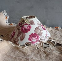 Image 2 of Moyen abat jour Manon, fleurs roses et lin