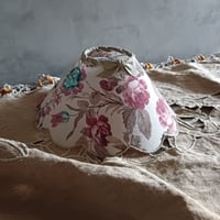 Image 3 of Moyen abat jour Manon, fleurs roses et lin