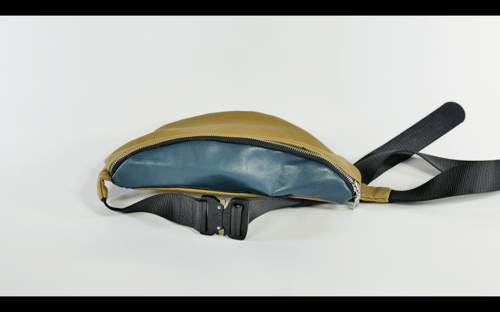 Image of BOSCO PARIS – Sac banane en cuir d’agneau vert olive et bleu 