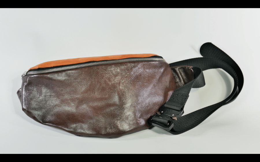Image of BOSCO PARIS – Sac banane en cuir et daim bi-matiere brun & saumon