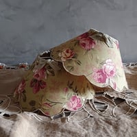 Image 1 of Moyen abat jour Manon tissu fleuri sur fond vert