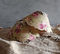 Image 2 of Moyen abat jour Manon tissu fleuri sur fond vert