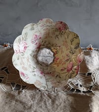 Image 3 of Moyen abat jour Manon tissu fleuri sur fond vert
