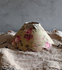 Image 5 of Moyen abat jour Manon tissu fleuri sur fond vert