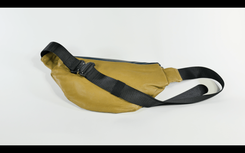 Image of BOSCO PARIS – Sac banane en cuir d’agneau vert olive et bleu 