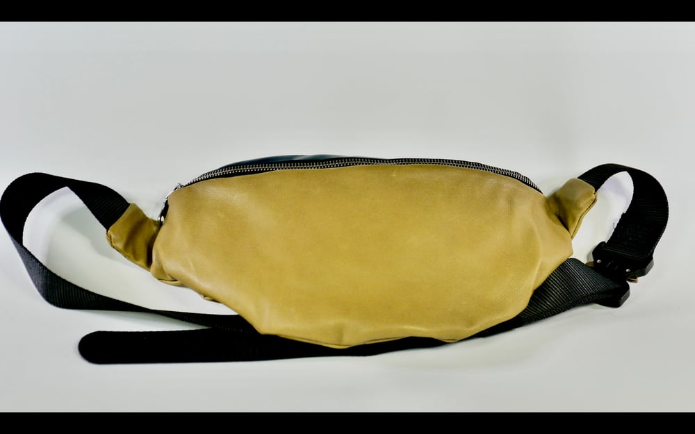 Image of BOSCO PARIS – Sac banane en cuir d’agneau vert olive et bleu 