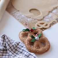 Image 2 of Bretzel