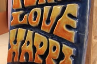 Image 2 of Déco murale artisanale en céramique - Lettering Psychédélique Peace Love Happiness