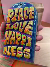 Image 3 of Déco murale artisanale en céramique - Lettering Psychédélique Peace Love Happiness