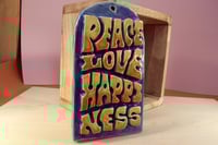 Image 4 of Déco murale artisanale en céramique - Lettering Psychédélique Peace Love Happiness