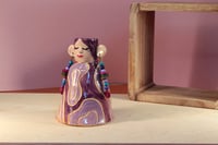 Image 1 of Bougeoir artisanal en céramique - Dame au manteau psychédélique