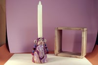 Image 3 of Bougeoir artisanal en céramique - Dame au manteau psychédélique